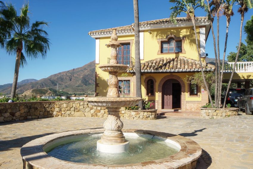 R4902142-Villa-For-Sale-Estepona-Finca-6-Beds-362-Built-6