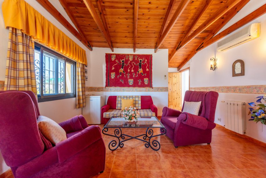 R4905580-Villa-For-Sale-Las-Chapas-Detached-4-Beds-237-Built-2