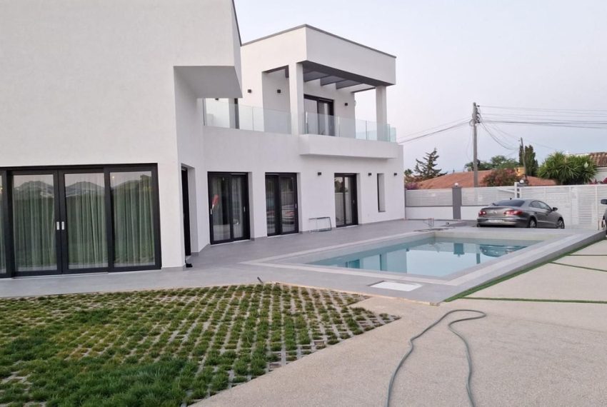 R4943878-Villa-For-Sale-Estepona-Detached-4-Beds-347-Built-1