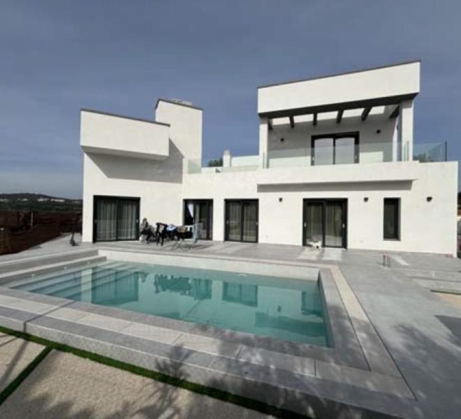 R4943878-Image 1-Detached - 4 Beds - 347 Built