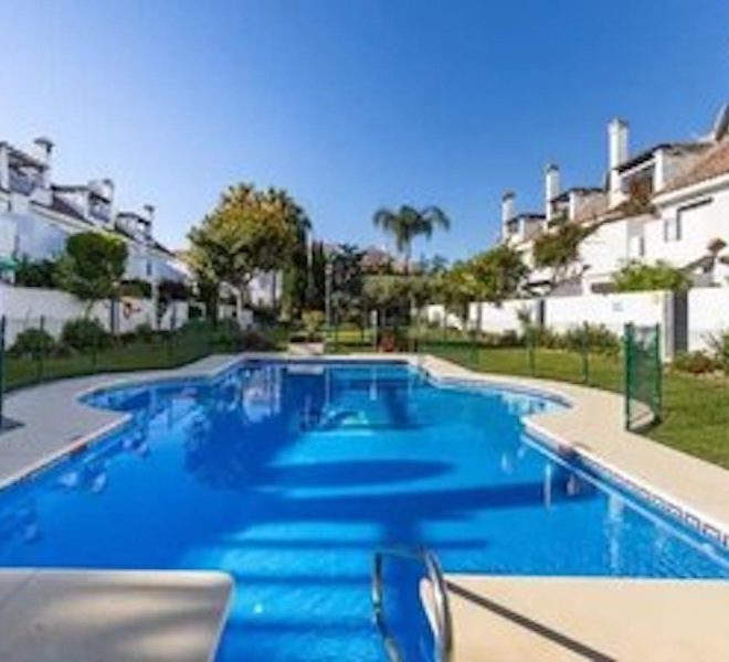 R4949734-Image 1-Terraced - 5 Beds - 220 Built