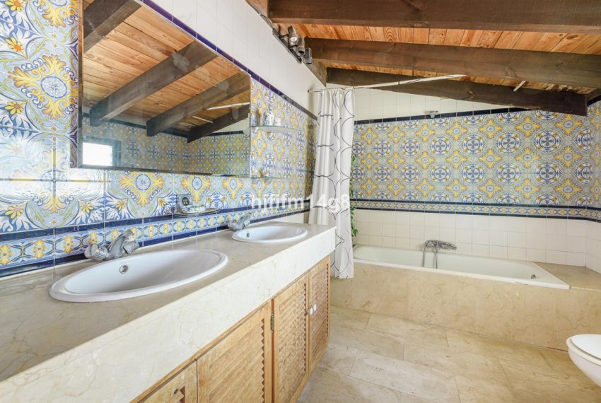 R5035189-Villa-For-Sale-Nueva-Andalucia-Detached-5-Beds-146-Built-19
