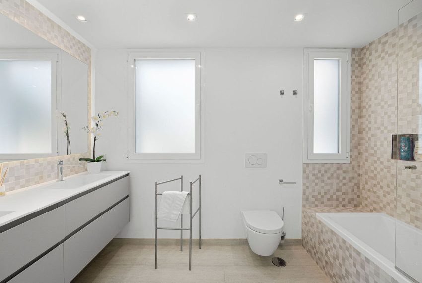 R5037058-Villa-For-Sale-Nueva-Andalucia-Detached-5-Beds-306-Built-13