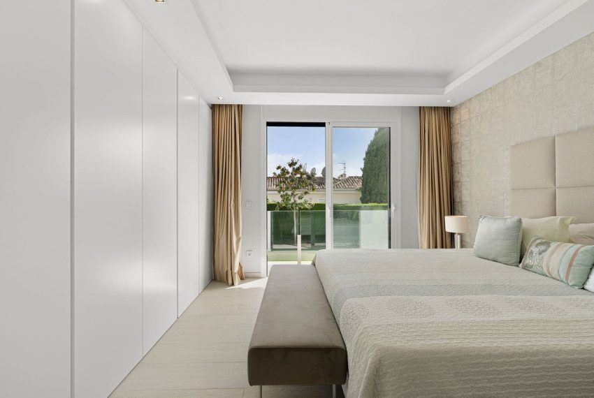 R5037058-Villa-For-Sale-Nueva-Andalucia-Detached-5-Beds-306-Built-16