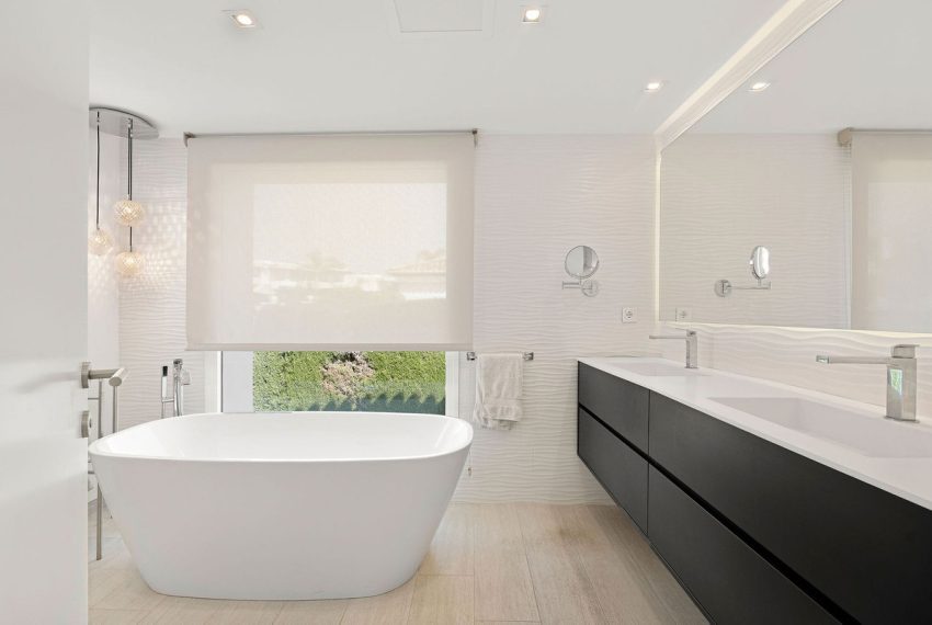 R5037058-Villa-For-Sale-Nueva-Andalucia-Detached-5-Beds-306-Built-19