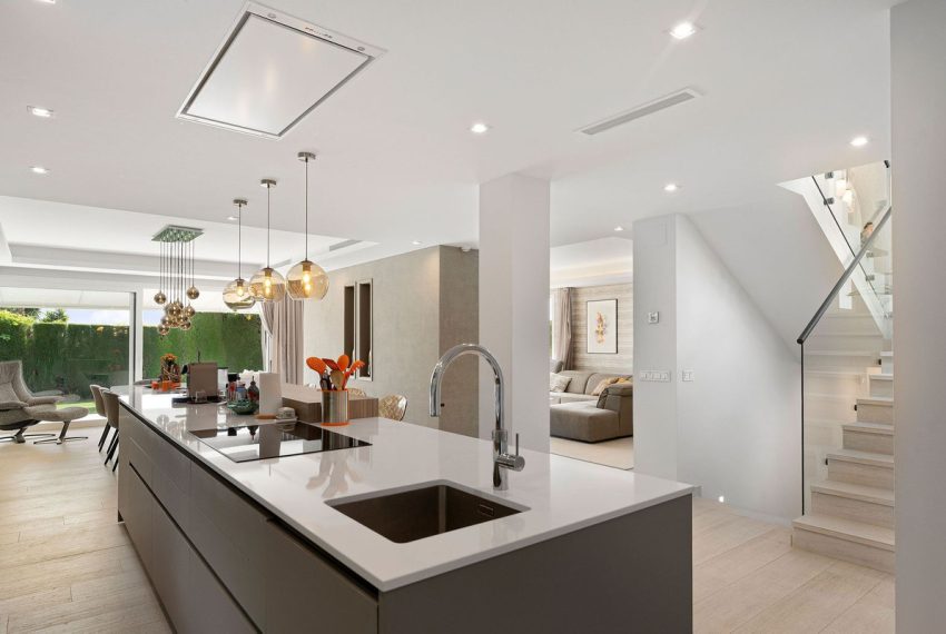 R5037058-Villa-For-Sale-Nueva-Andalucia-Detached-5-Beds-306-Built-2