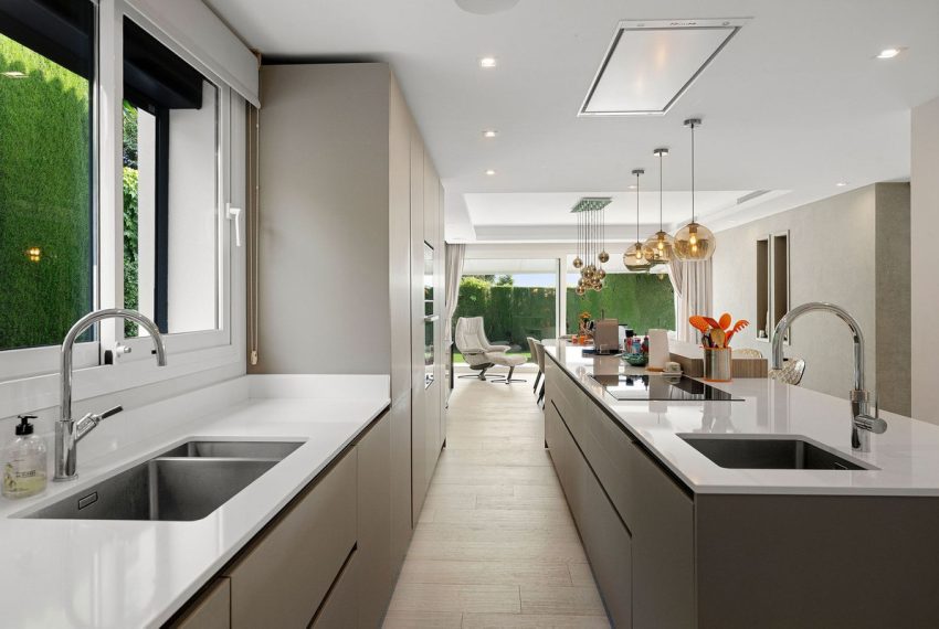 R5037058-Villa-For-Sale-Nueva-Andalucia-Detached-5-Beds-306-Built-6