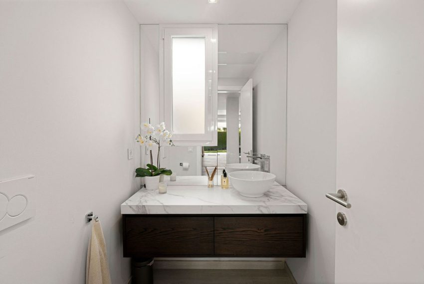 R5037058-Villa-For-Sale-Nueva-Andalucia-Detached-5-Beds-306-Built-8