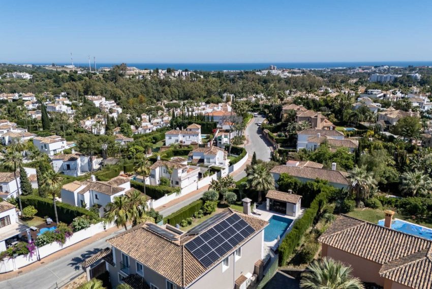 R5046001-Villa-For-Sale-Nueva-Andalucia-Detached-6-Beds-433-Built-3