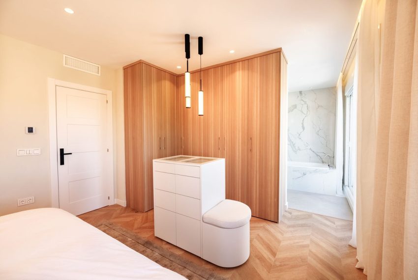 R5053147-Townhouse-For-Sale-The-Golden-Mile-Terraced-5-Beds-266-Built-17