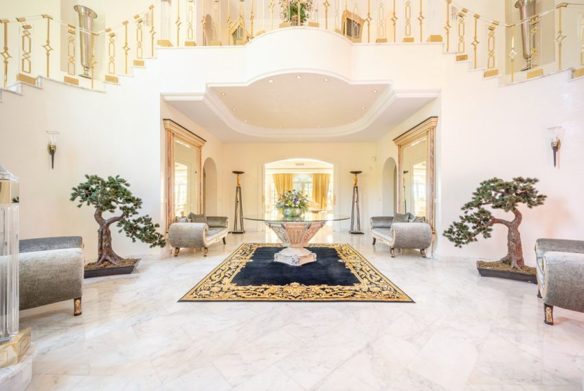 R5073526-Villa-For-Sale-The-Golden-Mile-Detached-14-Beds-2100-Built-1