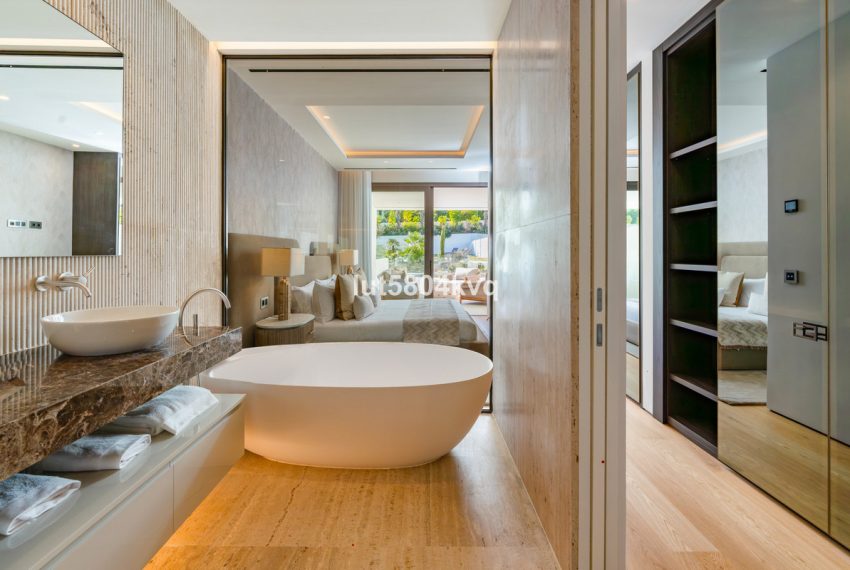 R5075737-Apartment-For-Sale-The-Golden-Mile-Ground-Floor-4-Beds-443-Built-4