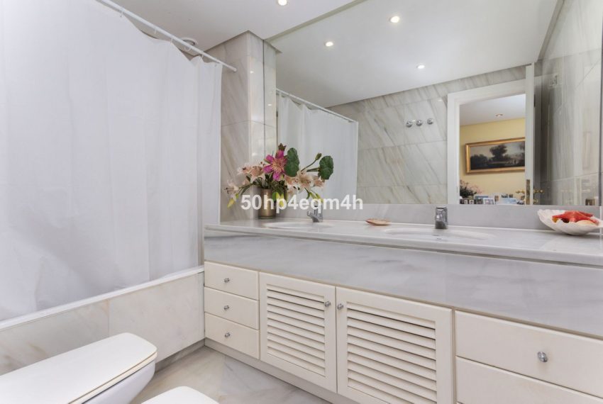 R5078848-Apartment-For-Sale-The-Golden-Mile-Middle-Floor-3-Beds-209-Built-10