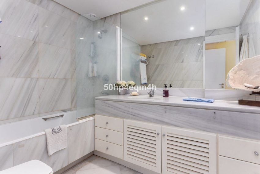 R5078848-Apartment-For-Sale-The-Golden-Mile-Middle-Floor-3-Beds-209-Built-12