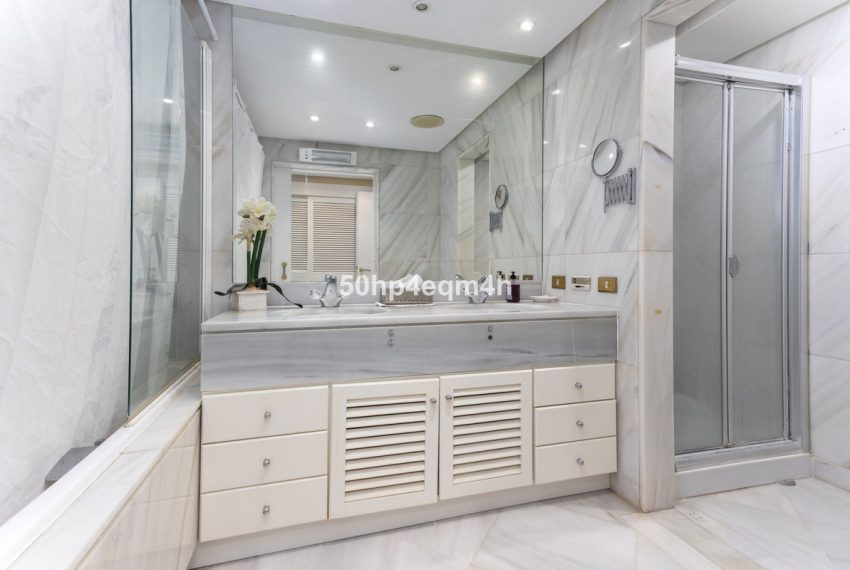 R5078848-Apartment-For-Sale-The-Golden-Mile-Middle-Floor-3-Beds-209-Built-8