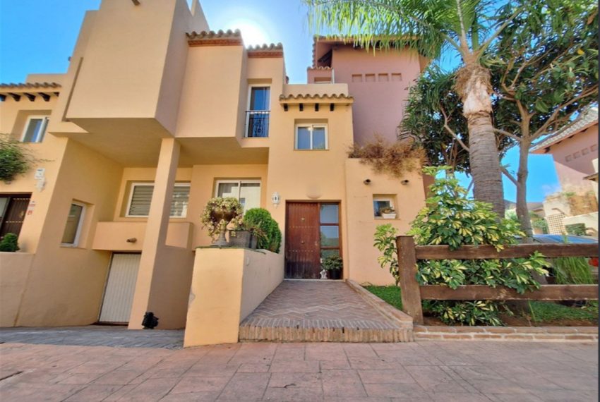 R5111263-Villa-For-Sale-Nueva-Andalucia-Semi-Detached-4-Beds-233-Built
