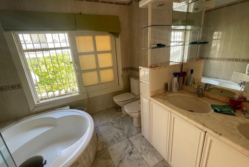 R5117905-Villa-For-Sale-Marbella-Detached-7-Beds-400-Built-13