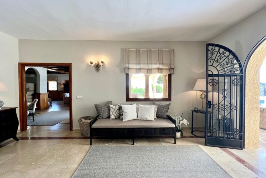 R5139934-Villa-For-Sale-Elviria-Detached-4-Beds-450-Built-1