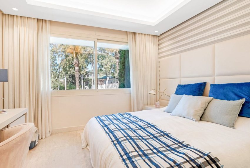 R5140834-Apartment-For-Sale-The-Golden-Mile-Middle-Floor-4-Beds-341-Built-11