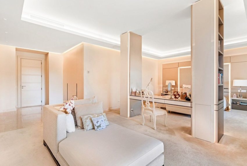 R5140834-Apartment-For-Sale-The-Golden-Mile-Middle-Floor-4-Beds-341-Built-3