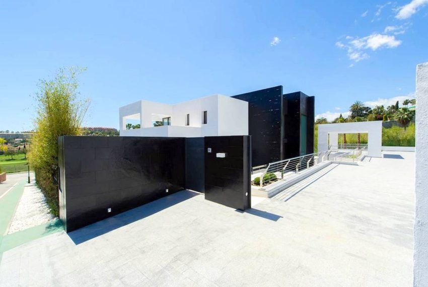 R2803361-Villa-For-Sale-Nueva-Andalucia-Detached-5-Beds-1040-Built-2