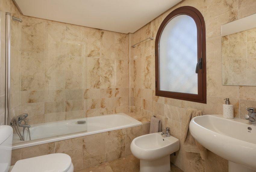 R4036594-Apartment-For-Sale-The-Golden-Mile-Ground-Floor-3-Beds-113-Built-11