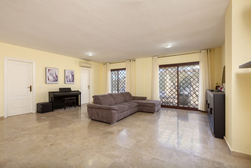 R4036594-Apartment-For-Sale-The-Golden-Mile-Ground-Floor-3-Beds-113-Built-2