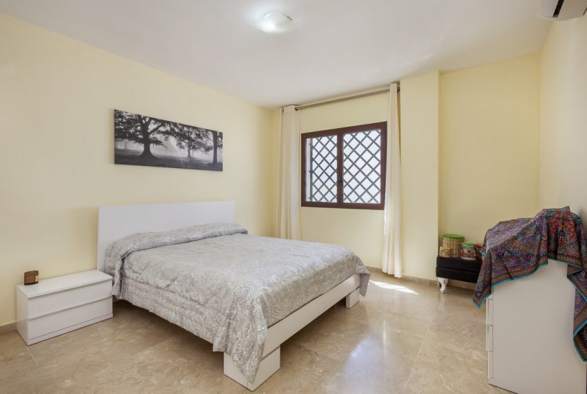 R4036594-Apartment-For-Sale-The-Golden-Mile-Ground-Floor-3-Beds-113-Built-3