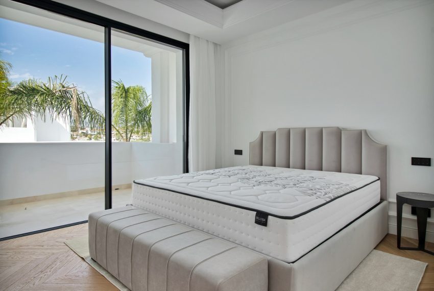 R4300111-Villa-For-Sale-The-Golden-Mile-Detached-6-Beds-647-Built-13