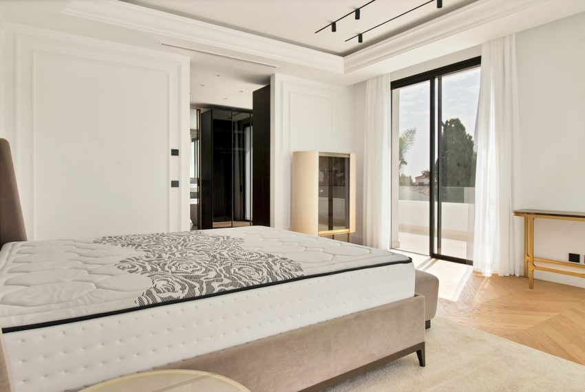 R4300111-Villa-For-Sale-The-Golden-Mile-Detached-6-Beds-647-Built-17