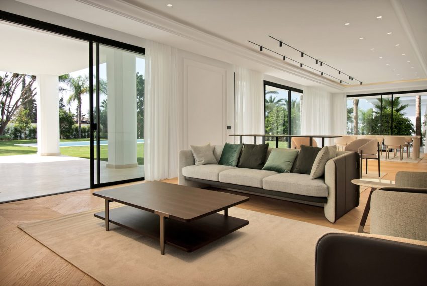 R4300111-Villa-For-Sale-The-Golden-Mile-Detached-6-Beds-647-Built-4