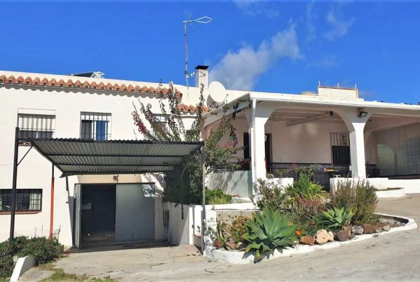 R4345087-Villa-For-Sale-Estepona-Detached-5-Beds-157-Built