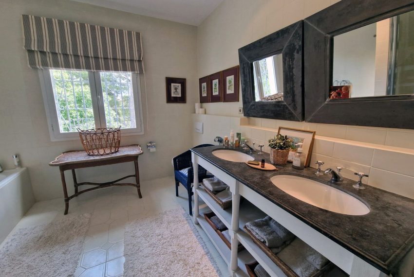 R4378351-Villa-For-Sale-Benahavis-Detached-4-Beds-659-Built-17