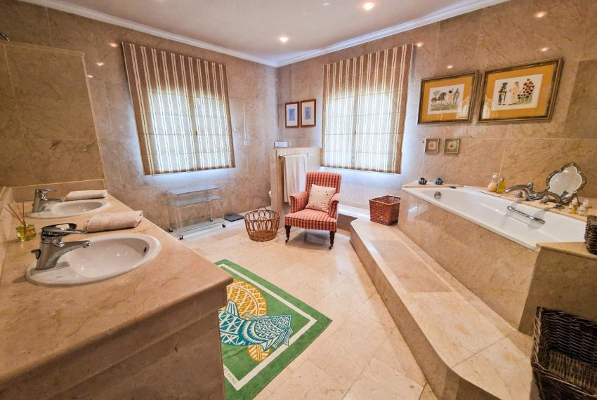 R4378351-Villa-For-Sale-Benahavis-Detached-4-Beds-659-Built-19