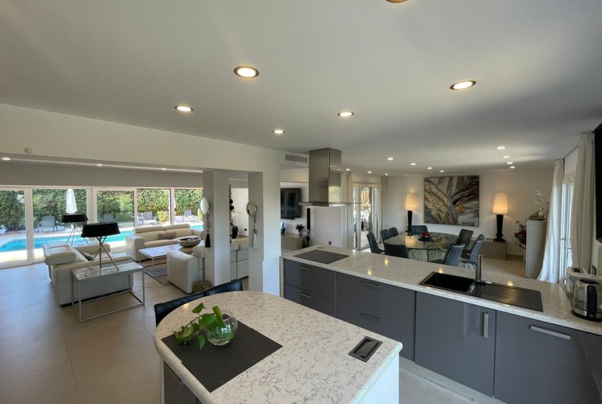 R4631002-Villa-For-Sale-San-Pedro-de-Alcantara-Detached-8-Beds-650-Built-3