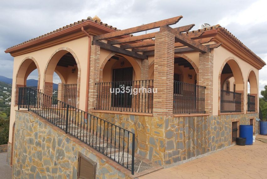 R4745227-Villa-For-Sale-Estepona-Detached-5-Beds-317-Built-1