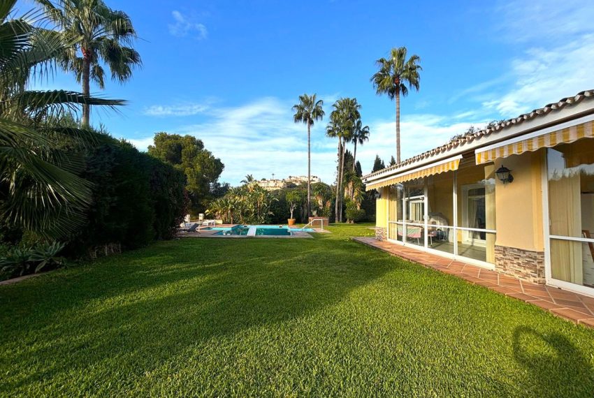 R4887253-Villa-For-Sale-Elviria-Detached-6-Beds-400-Built-2