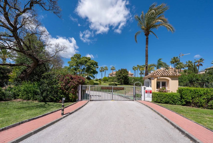 R5006680-Apartment-For-Sale-Nueva-Andalucia-Ground-Floor-4-Beds-220-Built-1