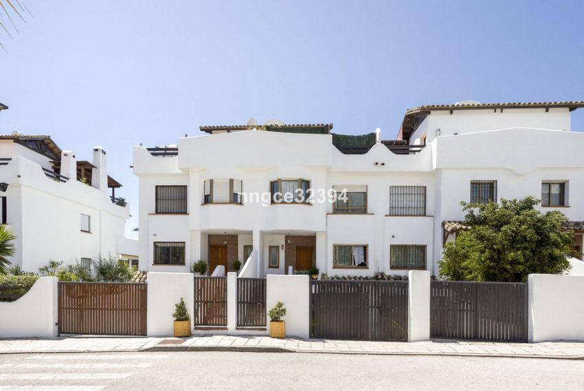 R5055943-Townhouse-For-Sale-Nagueles-Terraced-4-Beds-300-Built