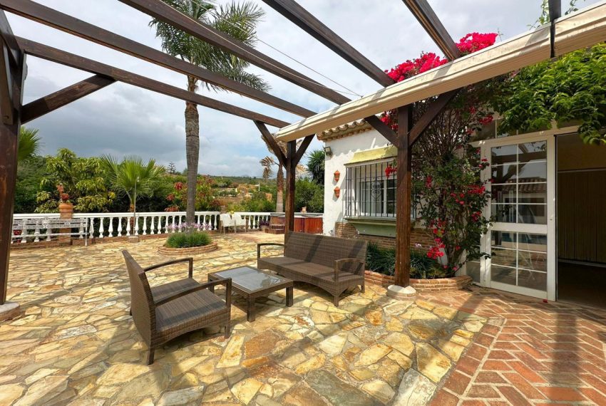 R5080618-Villa-For-Sale-Estepona-Finca-6-Beds-295-Built-1