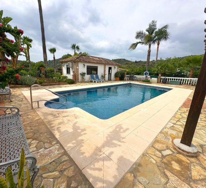 R5080618-Image 1-Finca - 6 Beds - 295 Built