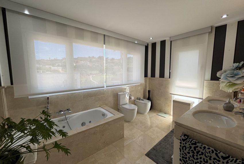 R5084113-Villa-For-Sale-La-Cala-Golf-Detached-5-Beds-441-Built-14