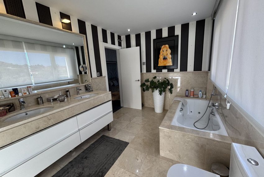 R5084113-Villa-For-Sale-La-Cala-Golf-Detached-5-Beds-441-Built-15