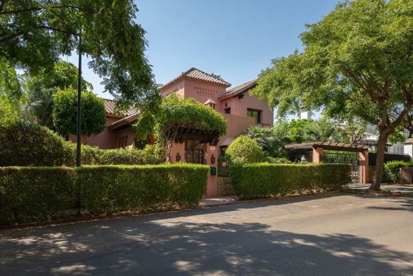 R5119606-Villa-For-Sale-Estepona-Detached-4-Beds-456-Built