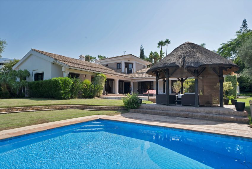 R5135599-Villa-For-Sale-Estepona-Detached-4-Beds-580-Built
