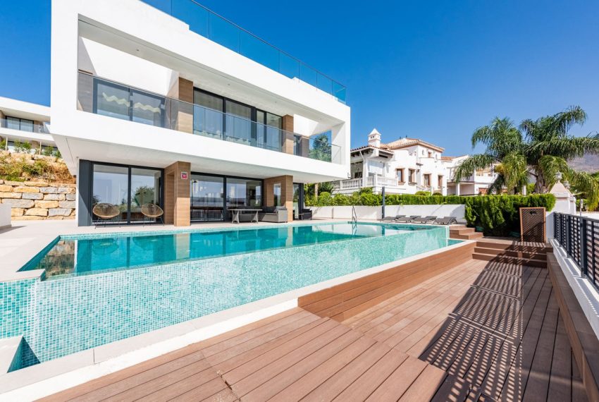 R5139001-Villa-For-Sale-Estepona-Detached-3-Beds-220-Built