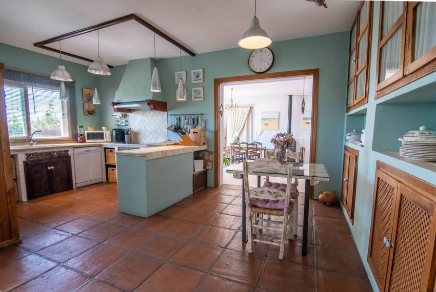 R5140630-Villa-For-Sale-Estepona-Detached-4-Beds-340-Built-2