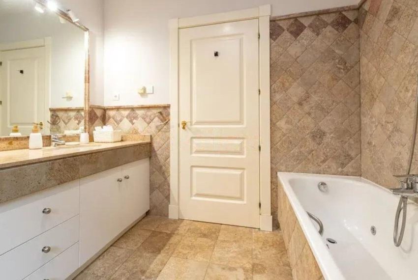 R5146921-Apartment-For-Sale-The-Golden-Mile-Ground-Floor-3-Beds-146-Built-8