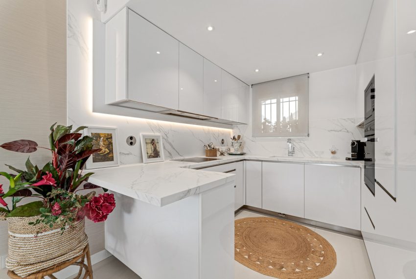 R5153197-Apartment-For-Sale-The-Golden-Mile-Middle-Floor-3-Beds-175-Built-12