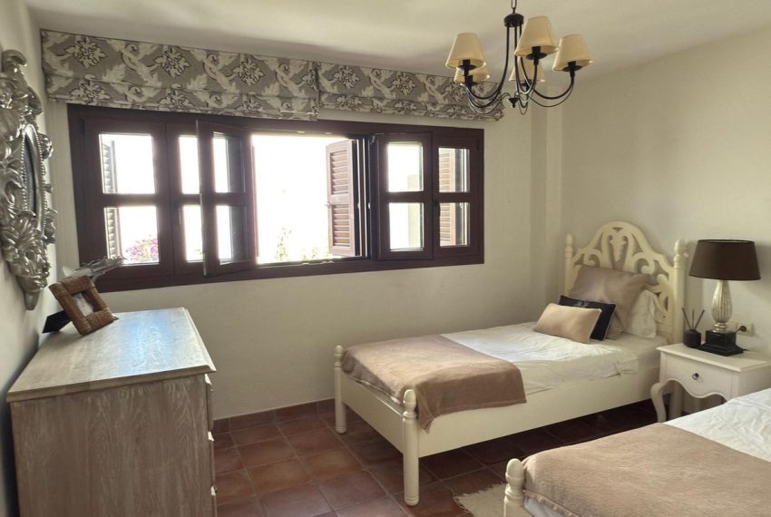 R5156122-Villa-For-Sale-Estepona-Semi-Detached-5-Beds-190-Built-10